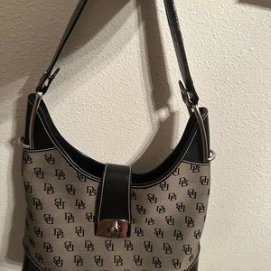 Dooney and Bourke purse. Very nice
